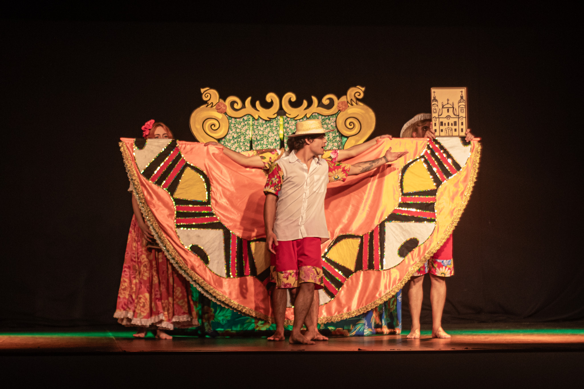 Espetáculo “Encantarias” encerra o Festival Cacarejando Histórias com emoção e poesia.